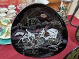 une assiette sur laquelle est représentée une calèche
