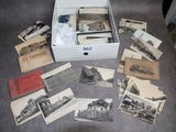 une boîte remplie de vieilles cartes postales posée par terre