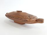 plat en bois sculpté en forme de tortue avec couvercle, sur fond blanc
