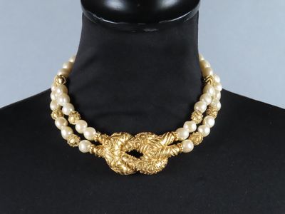 gros plan d'un collier sur un mannequin mannequin mannequin mannequin mannequin mannequin mannequin mannequin mannequin