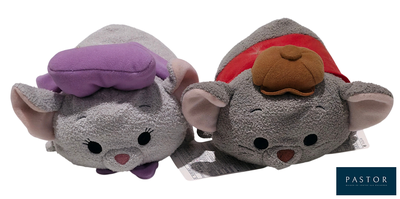 deux peluches assises l'une à côté de l'autre sur une surface blanche