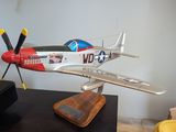 une petite maquette d'avion posée sur une table