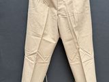 une photo d'un pantalon beige accroché au mur