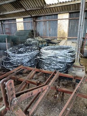 un gros tas de câbles dans un bâtiment