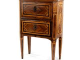 une petite commode avec un plateau en marbre