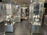 de nombreuses vitrines au milieu de la pièce