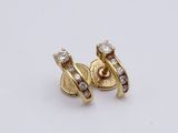une paire de boucles d'oreilles en or et diamants sur fond blanc