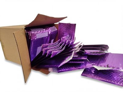 une boîte en carton contenant tout un tas d'enveloppes violettes