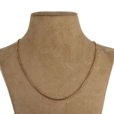 un collier à chaîne en or sur un mannequin mannequin mannequin mannequin mannequin mannequin mannequin mannequin mannequin mannequin