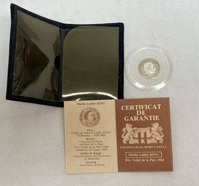un portefeuille contenant un certificat et un verre de vin