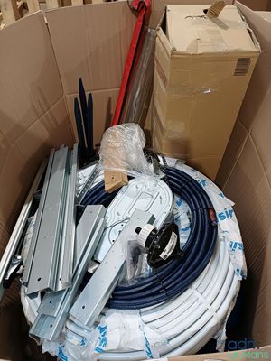 une boîte en carton contenant tout un tas d'appareils électriques