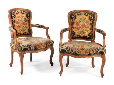 Paire de fauteuils en bois naturel à dossier cabriolet