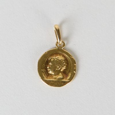 gros plan d'une pièce d'or sur une surface blanche