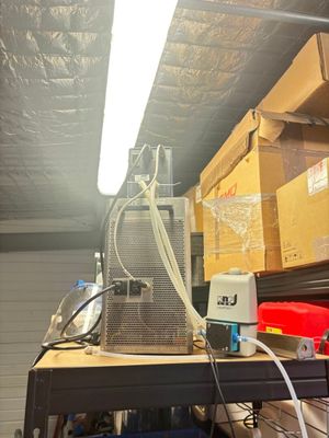 une machine posée sur une table dans une pièce