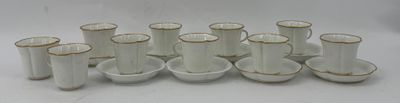 de nombreuses tasses et soucoupes posées sur une table blanche