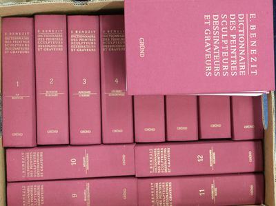 beaucoup de livres dans une boîte sur une table