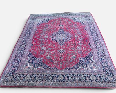 une photo d'un tapis rose orné d'un motif en médaillon