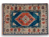 un tapis bleu et orange orné d'un motif