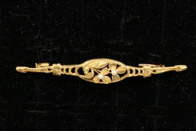un gros plan d'une broche en or ornée d'une étoile