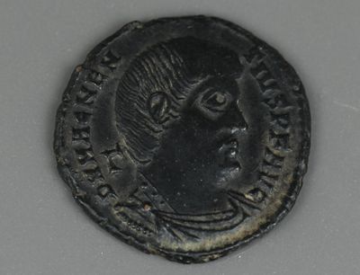 une vieille pièce sur laquelle figure le visage d'une femme