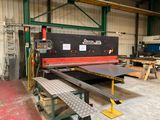 une grande machine installée dans un bâtiment