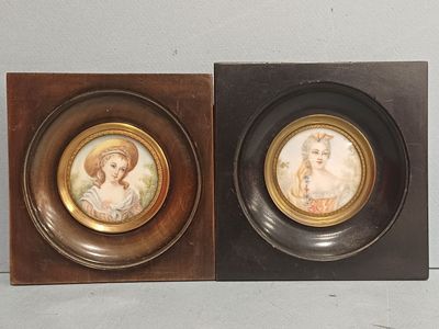 Deux miniatures peintes représentant deux portraits de femme… - Photo 1
