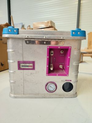 une petite machine jouet rose et argent posée sur une table
