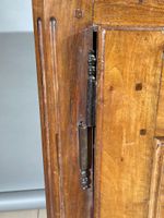 Buffet à hauteur d'appui en noyer, ouvrant par deux portes e… (photo 4)