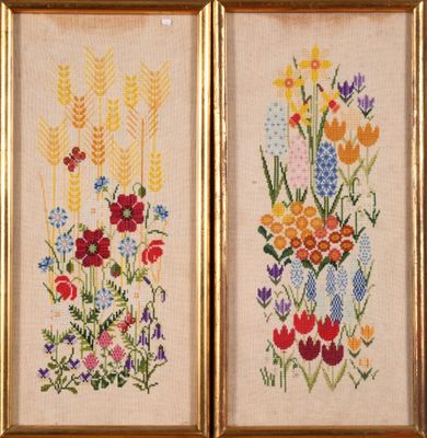 deux tableaux encadrés de broderie au point de croix représentant des fleurs et du blé