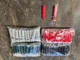 deux boîtes en plastique remplies de fils rouges, bleus et verts