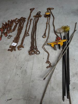 un grand nombre d'outils posés sur le sol
