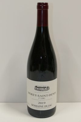 une bouteille de vin posée sur une table