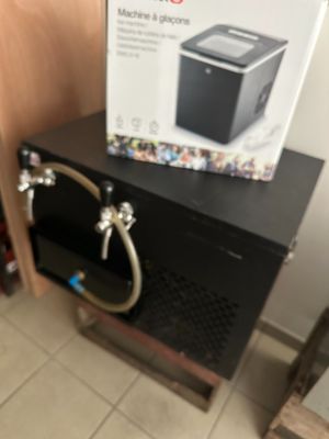 une boîte posée sur le dessus d'une armoire