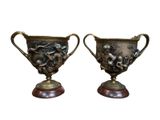 paire de vases anciens en bronze avec des chérens et des chérens sur eux