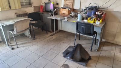 une pièce équipée d'un bureau, d'une chaise et d'une télévision
