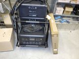 une pile de bagages posée sur un chariot dans un magasin