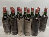 six bouteilles de vin sont alignées sur une table