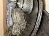 une boîte contenant de nombreux objets