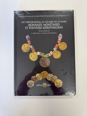 un livre accompagné d'un collier composé de pièces d'or