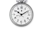 une montre de poche en argent sur fond blanc