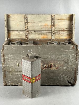 une vieille boîte en bois et un bidon posés l'un à côté de l'autre