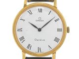 gros plan d'une montre-bracelet avec des chiffres romains