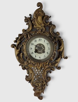 une horloge accrochée au mur sur le mur