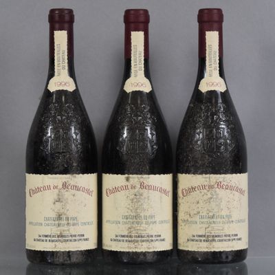 trois bouteilles de vin sont alignées sur une table