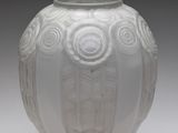 un vase blanc posé sur une table
