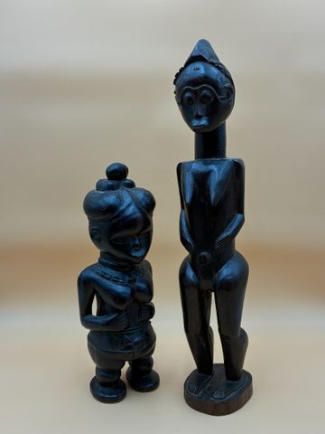 Art d’Afrique. Deux sculptures en bois représentant des femmes ab