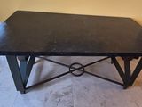 table basse avec plateau en marbre noir et pieds en fer