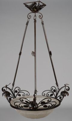 une suspension de style ancien, dotée d'une coupole en verre à sa base