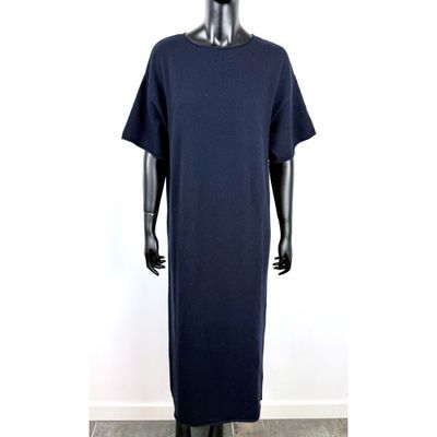 Le mannequin porte une robe bleue et des bottes noires.