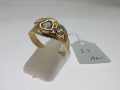 une image représentant une bague en or sertie d'un diamant en forme de cœur